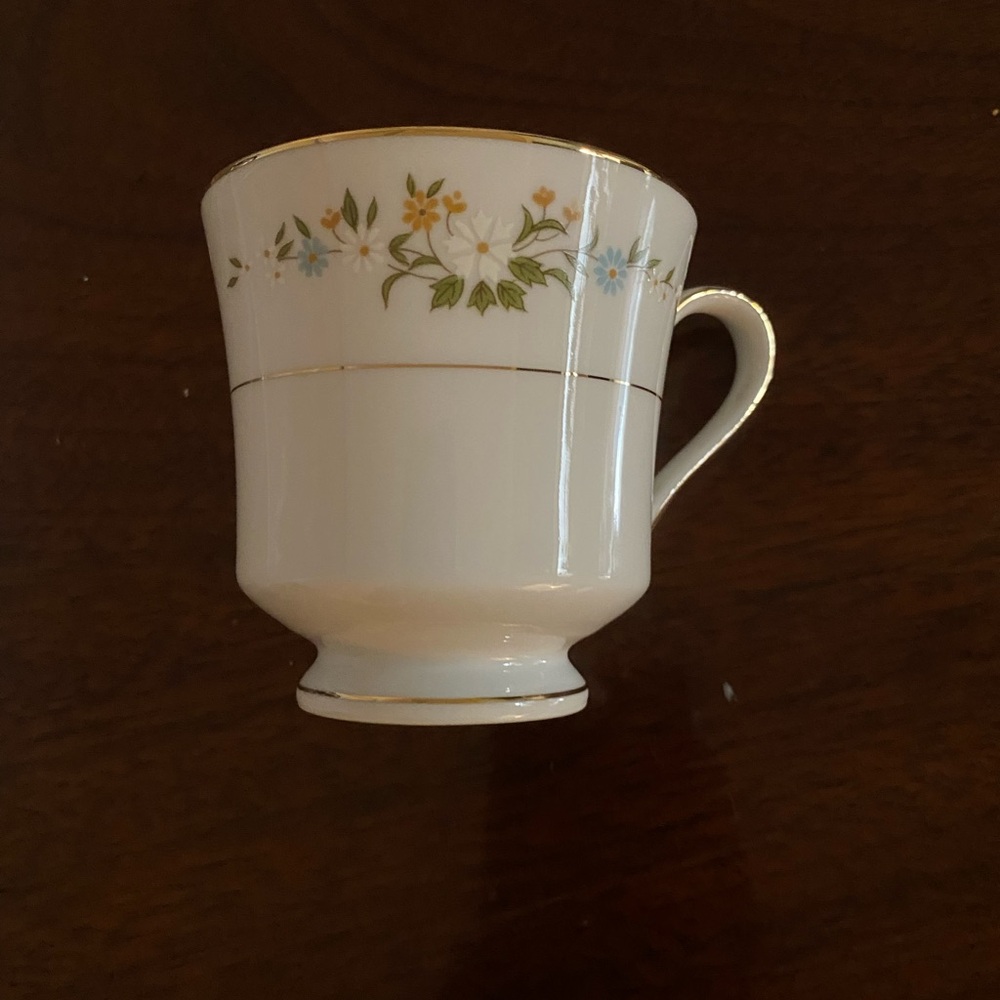 26 International White and Gold Floral Mug